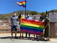 Representantes políticos del ayuntamiento de El Borge posan con la bandera LGTBI